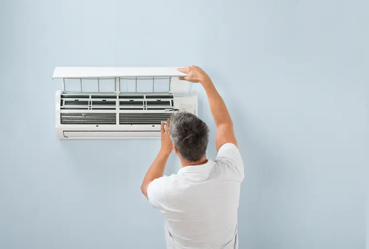 Profissional instalando ar-condicionado split